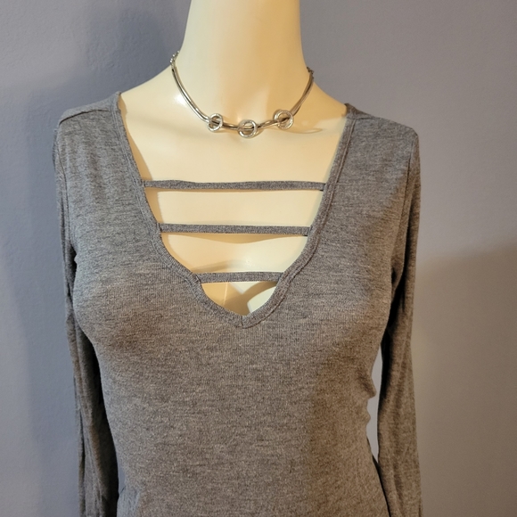 Junior's MUDD Gray Shark Bite Ladder V-Neck Tee - Picture 2 of 7